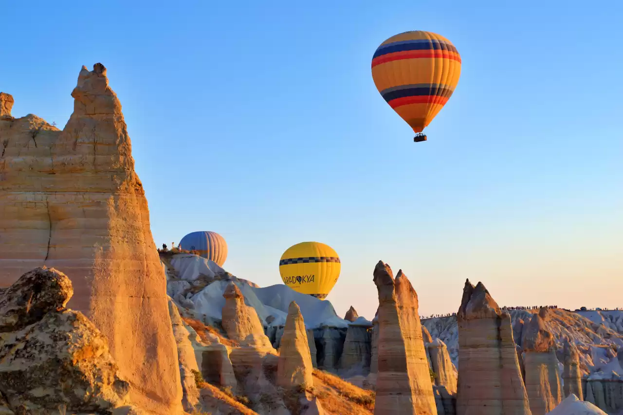 Kapadokya Balon Turu: Peri Bacalarının Üstünde Göklere Yükselin