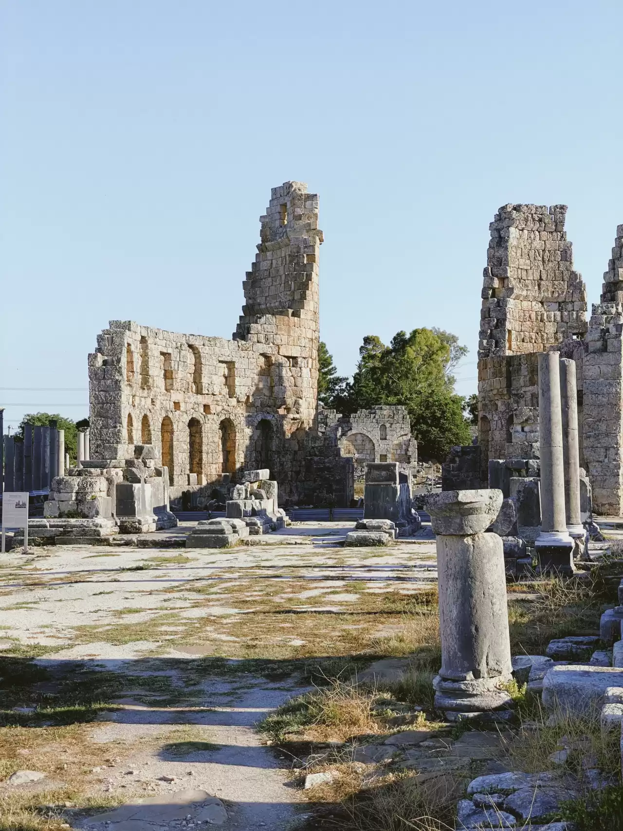 Perge Antik Şehri: Zaman ve Mimaride Bir Yolculuk